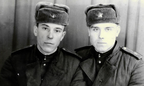 Отец слева с товарищем в период службы в Германии 1952 год Да блины из - фото 6