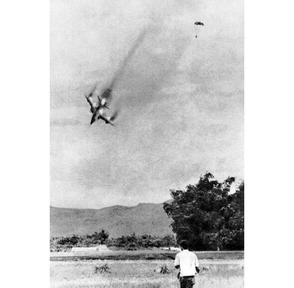 Вьетнам 1970х гг Долетался Американский самолёт сбитый в небе Вьетнама - фото 22