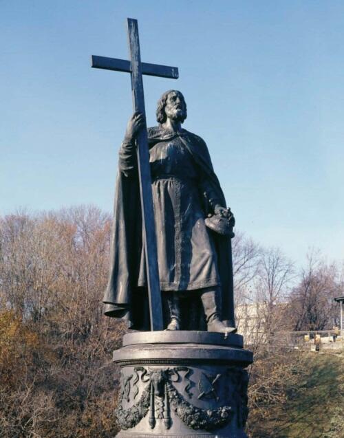 Памятник святому князю Владимиру На высоком берегу Днепра полноводной и - фото 4