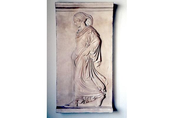 Градива Древнеримский мраморный барельеф из собрания ватиканского музея - фото 10