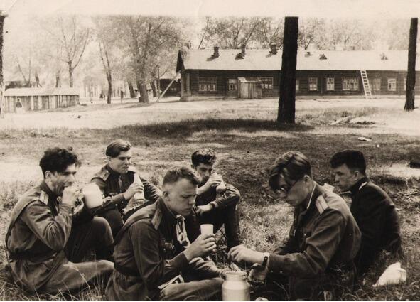 Гомель весна 1954 г Завтрак перед занятиями Байкин Сапрыкин Прохоров - фото 15