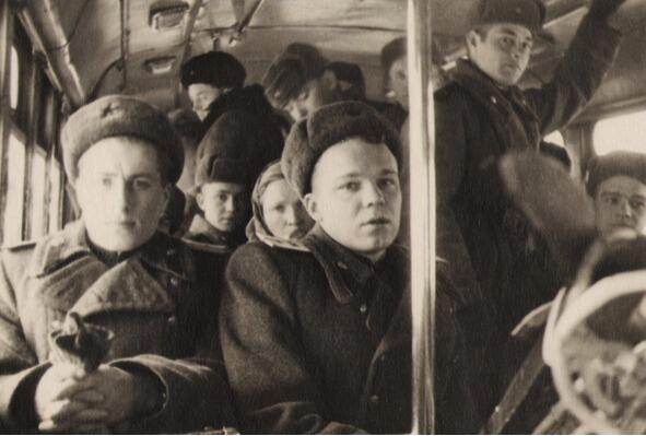 1954 г осень Минск В автобусе из Минска на занятия в МВИРТУ Машин на шоссе - фото 19