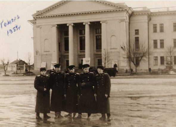 Ноябрь 1953 г Гомель Театр Шевляков Алабов Томашук Байкин 1954 г Гомель - фото 9