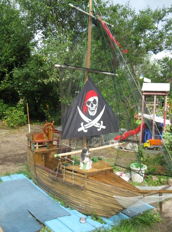 Пиратский парусник Чёрный Паук готов к спуску на воду При отплытии пираты - фото 9