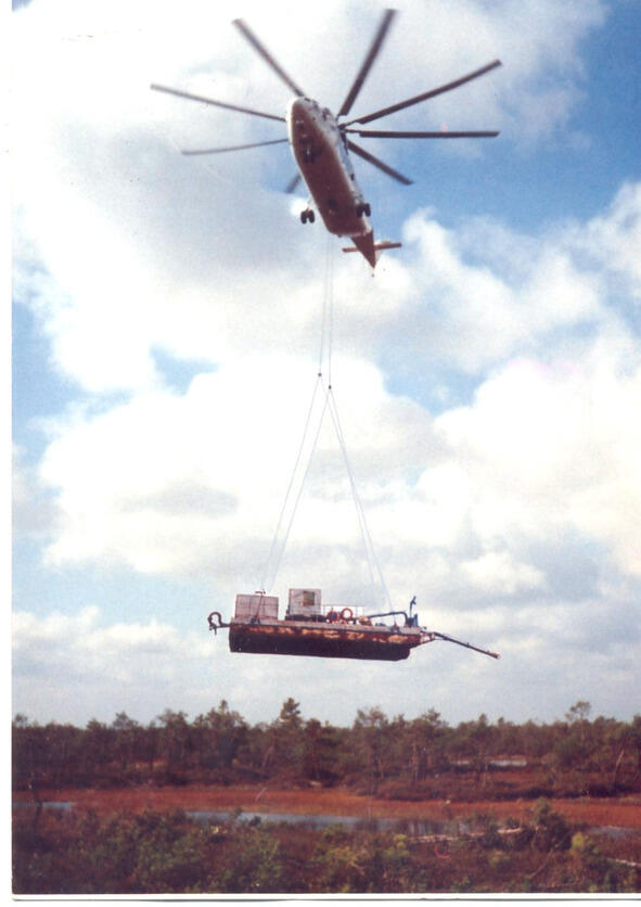 Рис 2 Вертолет МИ26 перевозит на подвеске земснаряд ЗДЭК40020 с погружным - фото 2