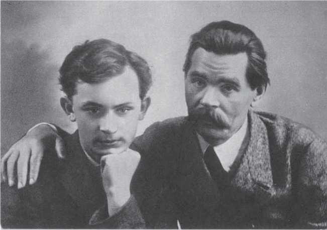 Портрет АМ Горького с сыном Максимом Многие функции секретаря наряду с - фото 15