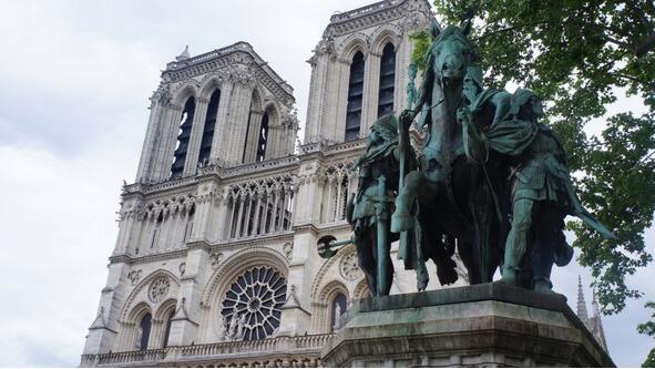 Парижский собор НотрДам Затем прогулялись до НотрДам там была очень длинная - фото 2