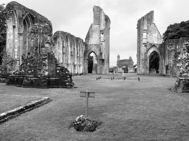 Руины монастыря в г Гластонбери По преданию здесь захоронены король Артур и - фото 20