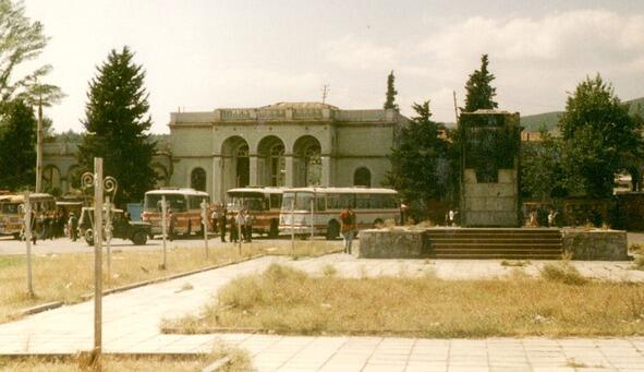Автовокзал в Цхинвали и постамент от Ильича 1997 В Южной Осетии до сих пор в - фото 8