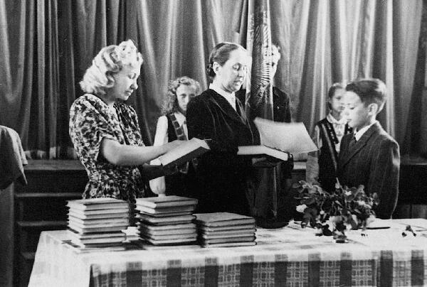 Раймонд получает первую грамоту в школе Рига 1940е годы Через год работница - фото 4