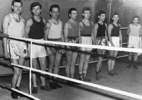 1963 год Первенство ЛТФКиС Олег Кузьмин пятый слева В техникуме как и во - фото 13