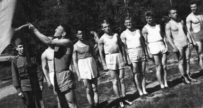 На открытии парада спортсменов в лагере училища ВОСО в Луге в 1966 году Олег - фото 15