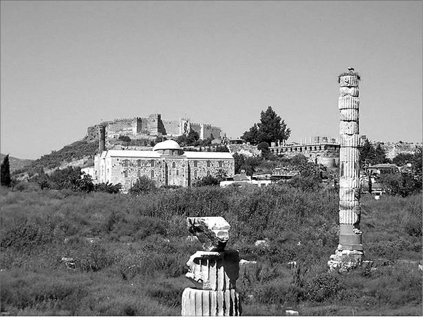 Руины на переднем плане сожженного Геростратом храма Артемиды в Эфесе Темной - фото 6