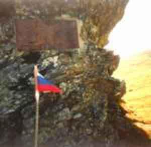 Памятная доска на перевале Игоря Дятлова Надо бы перекусить Присматриваю - фото 1