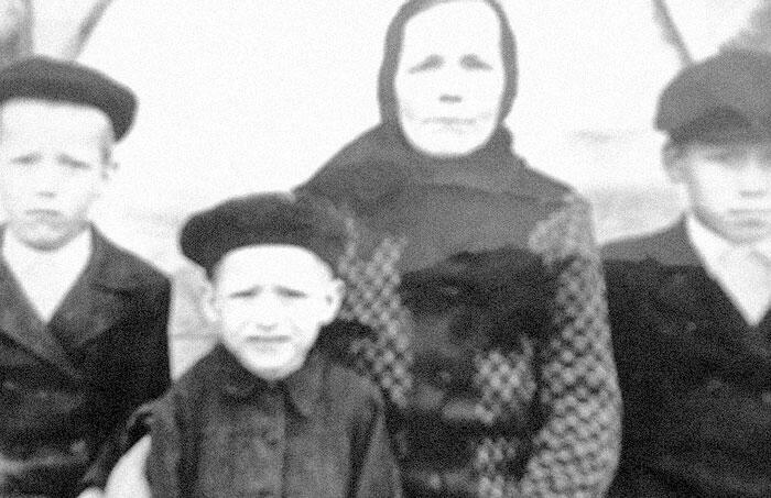 Мария Михайловна с сыновьями Николаем Сергеем и Юрием 20 лет жизни были - фото 3