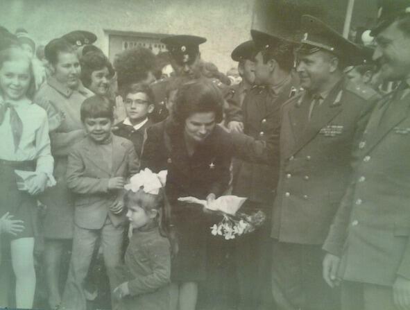 Моя дочь Ираида вручила цветы Валентине Терешковой ГСВГ Вторым космонавтом - фото 14