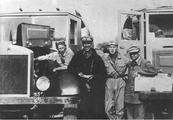 1934 год Дизельный пробег МоскваТифлисМосква Слева направо Андронов А Ф - фото 10