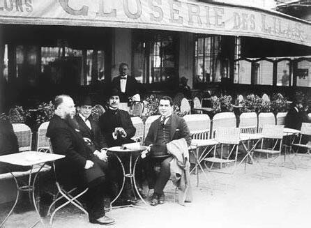 Поэт Поль Фор второй справа с друзьями в кафе Клозри де Лила Людей - фото 8