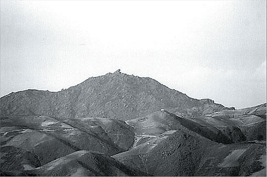 Горы Гиндукуша высота Зуб 2700 м Здесь располагался мощный душманский - фото 1