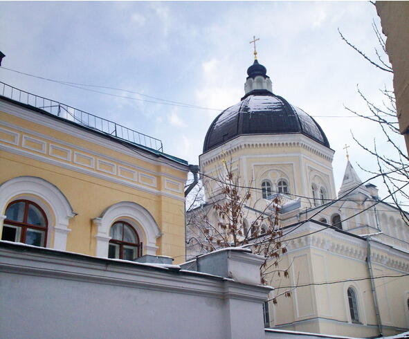 А напротив монастыря классическая русская церковь храм Владимира в Старых - фото 14
