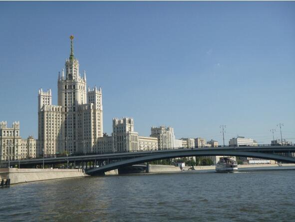 Затем перед вами откроется панорама Красной площади и Кремля Потом храм Христа - фото 5