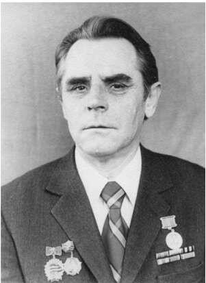 П Н Соколов После окончания школы в 1939 г пошел работать в трест - фото 11