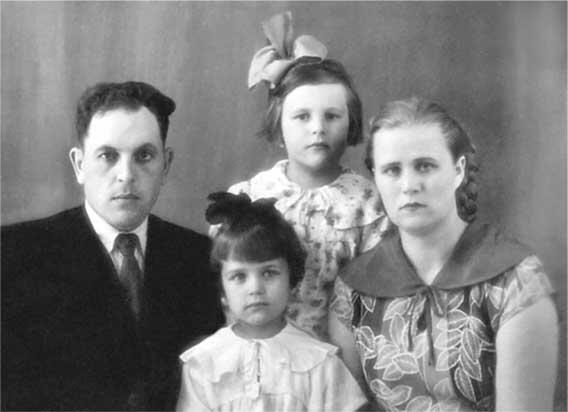 Сестры Ирина и Татьяна Алферовы с родителями Именно на Москву нацеливала свою - фото 1
