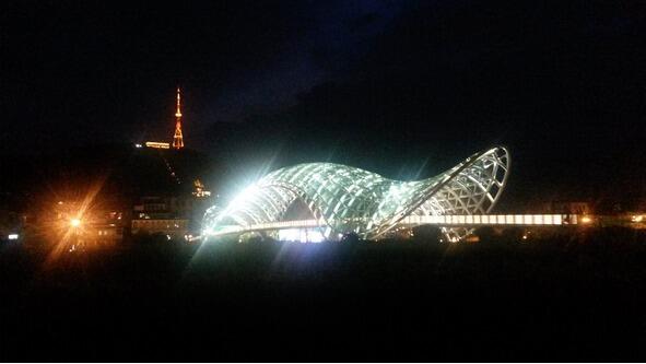 Тем временем стемнело и Тбилиси засиял огнями я отправилась гулять по ночному - фото 2