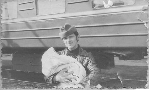 Мой отец Николай Михайлович на остановочной платформе деревни Ломовская 1973 - фото 2
