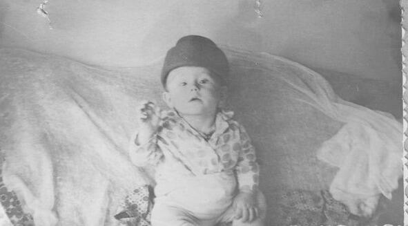 Это я в отцовской шапке Папа и Мама решили что есть и спать он может у маминой - фото 3