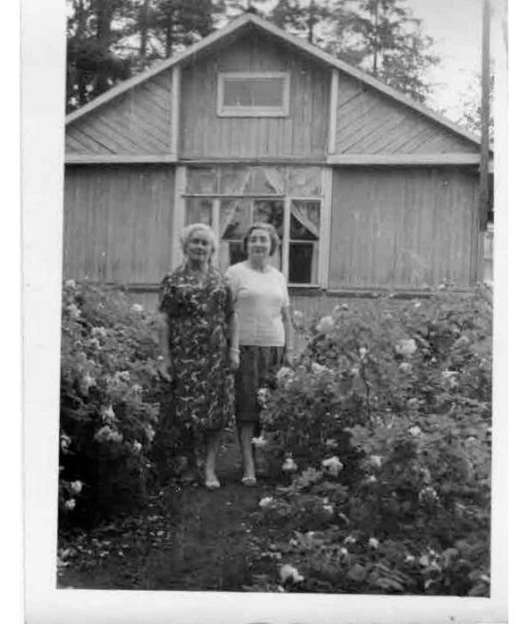 Бетти и Надя на фоне дачи в Лисьем Носу В 1933 году видным строительным - фото 3