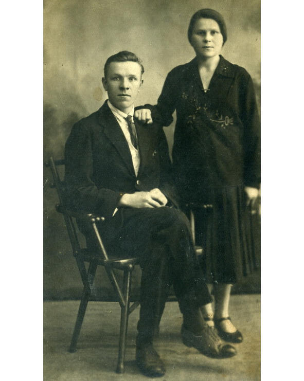 Мама и отец 1933 г Жила с нами и бабушка Анна Николаевна строгая немножко - фото 2