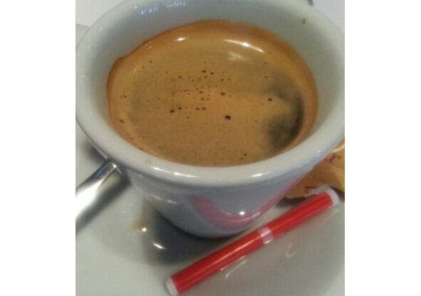 Чаша кафе с късметче Често ден ят в България зап очва с късм етчетата които се - фото 28