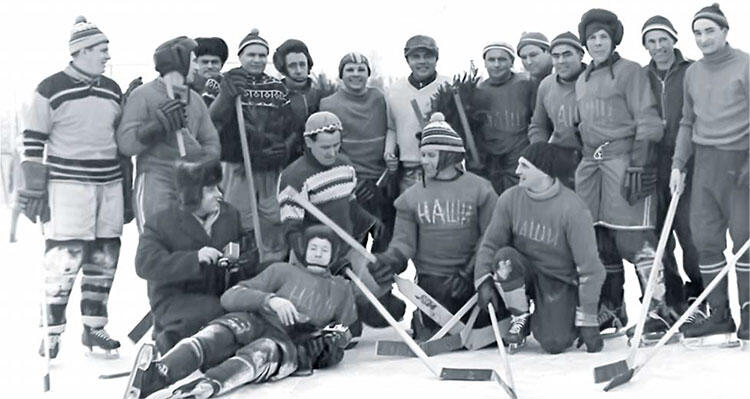 Увлечение хоккеем было общим у комсомольцев и космонавтов Капитанами - фото 1