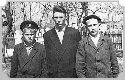 С друзьями Я справа 1960 год Окончив школу я поступил в Московский - фото 2