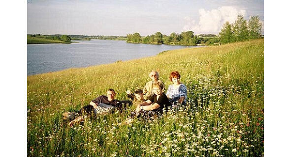 Ваня Алёша Вова Сашуля и Ирина на берегу Содышки Владимир 7 июля 2004 г - фото 1