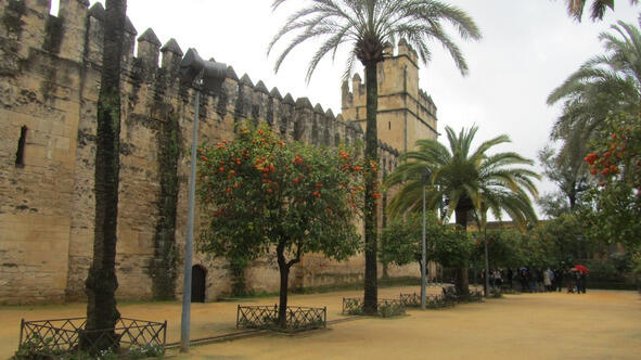 Стены средневековой Кордобы Она Кордоба занимает в длину 25000 локтей и в - фото 2
