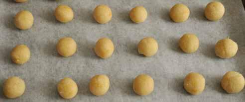 4 4 Из теста делаем шарики размером примерно с грецкий орех Выкладываем их - фото 11