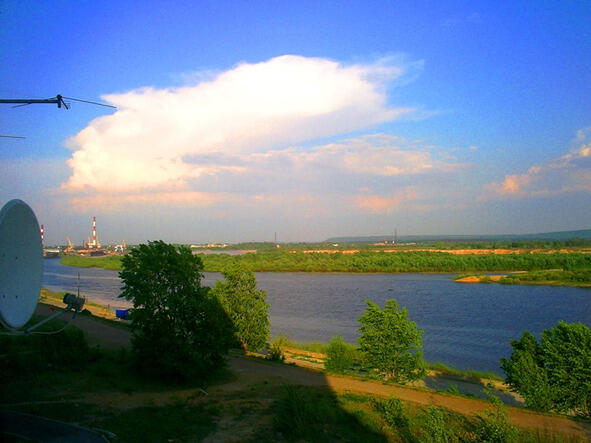 Ночной порой в Дзержинске на Оке Идут буксиры по реке Подъёмный кран - фото 3