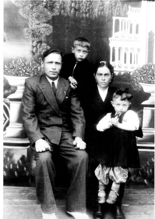 Моя семья г Молотовск 1951 год Родился я в г Свердловске 3 апреля 1945 - фото 4