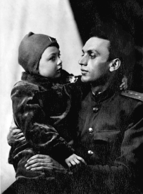 Капитан советской армии Андрей Партош приехал с фронта навестить сына Москва - фото 6