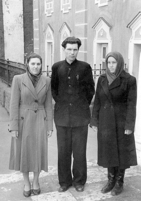 Семинарист Павел Санталов с сестрой Раисой слева В лавре преподобного - фото 15