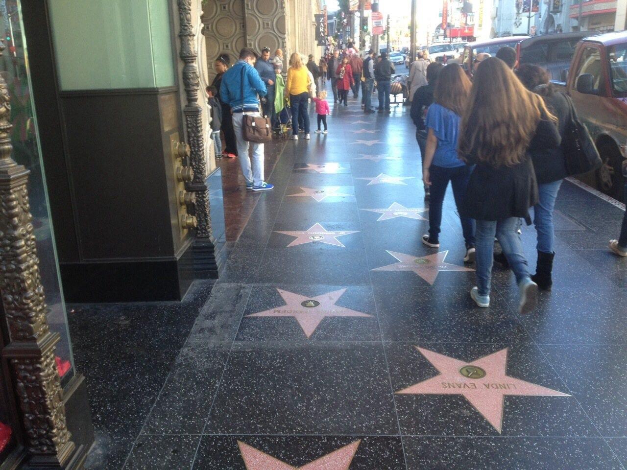 Аллея звезд Голливуд ЛосАнжелес Медная звезда вмонтированная на Аллее - фото 3