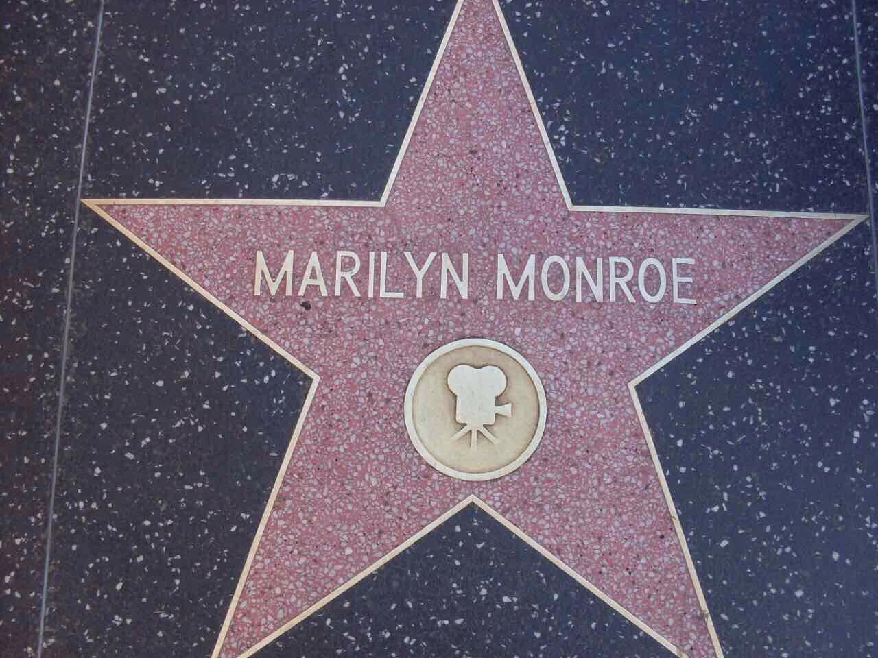 Медная звезда вмонтированная на Аллее Звезд в честь Мэрлин Монро Быть в курсе - фото 4