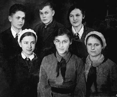 Ноябрина 1й ряд в центре с сестрами и братьями 1930е гг Когда дружит - фото 1