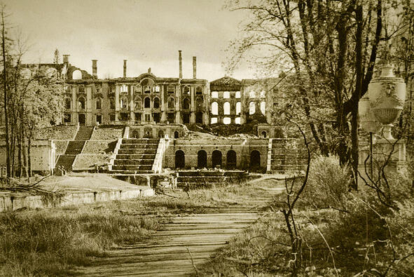 Большой каскад в 1944 г Всего в Петергофском дворцовопарковом ансамбле - фото 3