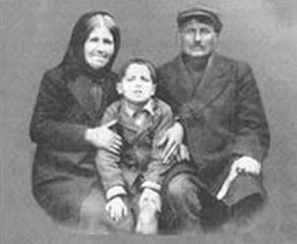 Будущий Старец в пятилетием возрасте с родителями Имя отца Продромос - фото 3
