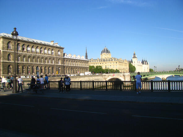 Париж Вид с одного из мостов р Сены Ранним утром с придыханием въезжаем у - фото 3