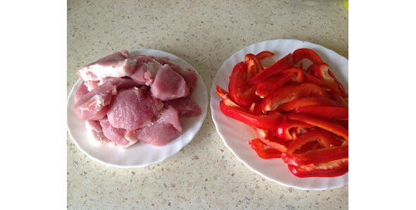 Мясо режем небольшими кусками перец крупной соломкой Картофель и помидоры - фото 5