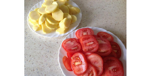 Картофель и помидоры режем кружками Лук нарезаем полукольцами чеснок - фото 6